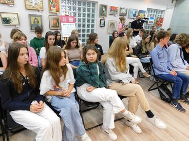 Uczniowie z Warszawy - autorzy prac pokazanych na wystawie „Ludzie, miejsca, refleksje...” odwiedzili dziś Wieluń
